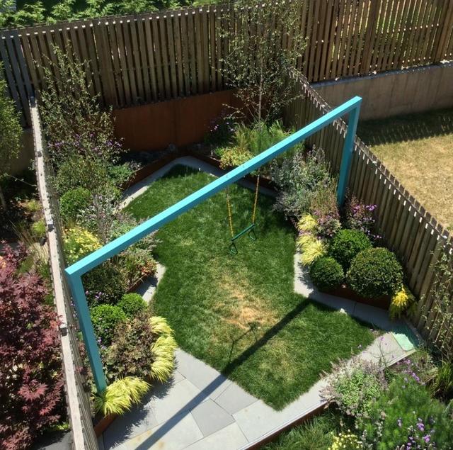 庭院設(shè)計:以不規(guī)則草坪為主題的長條形別墅洋房花園,很美很實用